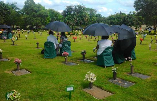 Miles conmemoran el Día de los Fieles Difuntos