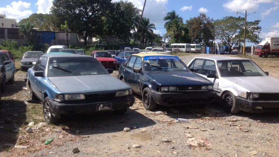 AMET retiene más de 50 carros piratas en la Autopista Duarte AMET retiene más de 50 carros piratas en la Autopista Duarte