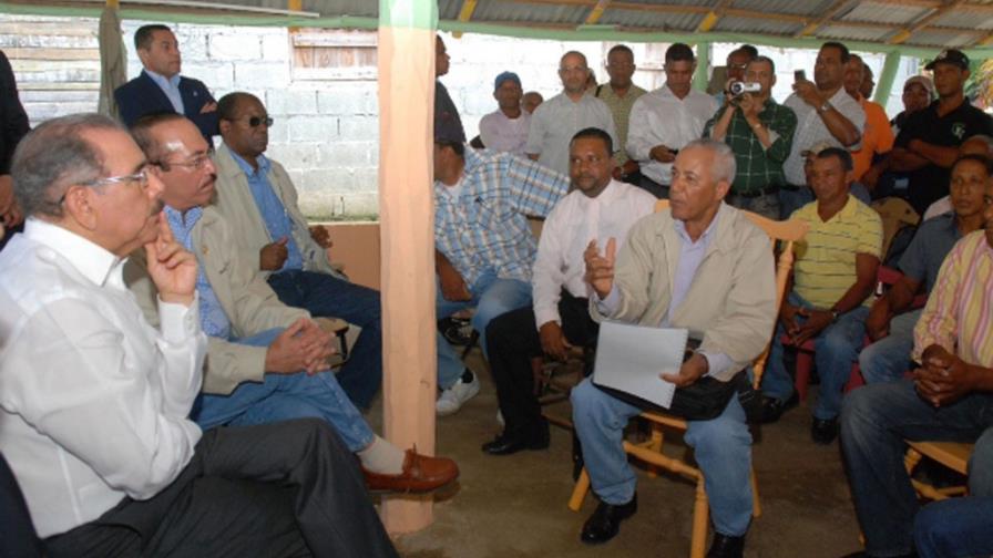 Medina sostiene encuentro con tabaqueros de Villa González