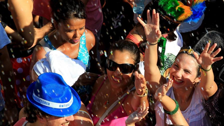 Las comparsas de carnaval hacen madrugar a Río de Janeiro