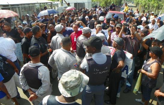 Protestan contra depósito de basura en vertedero La Vega