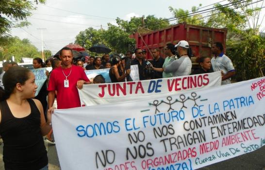 Protestan contra depósito de basura en vertedero La Vega