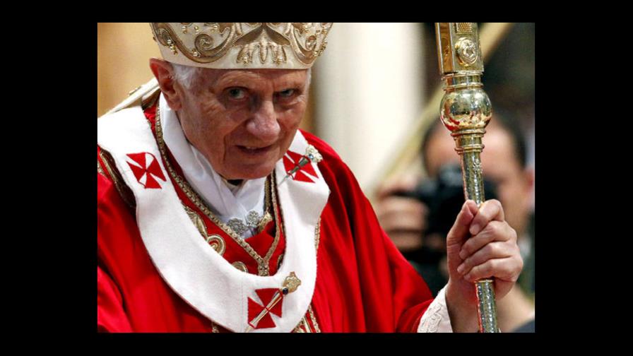 Sacerdote italiano quema foto de Benedicto XVI durante misa