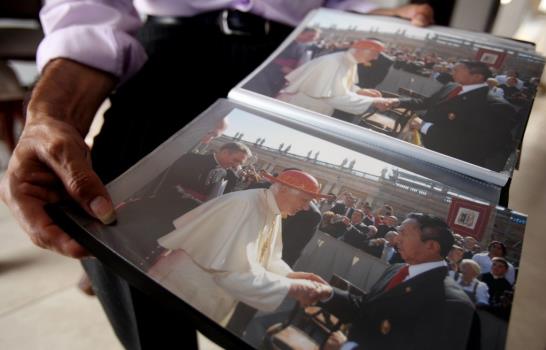 Sastre del Papa dice que el Vaticano pidió ajuares para tres europeos altos
