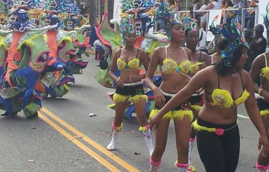 Cierre de carnaval atrae a miles de dominicanos