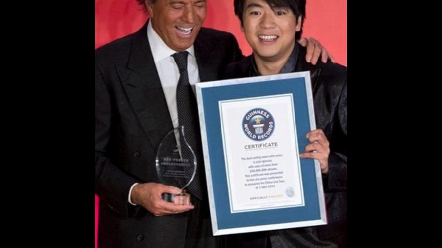 Julio Iglesias recibe récord Guinness