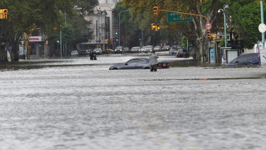 Aumentan a 31 los fallecidos por el fuerte temporal de lluvias en Argentina Aumentan a 31 los fallecidos por el fuerte temporal de lluvias en Argentina