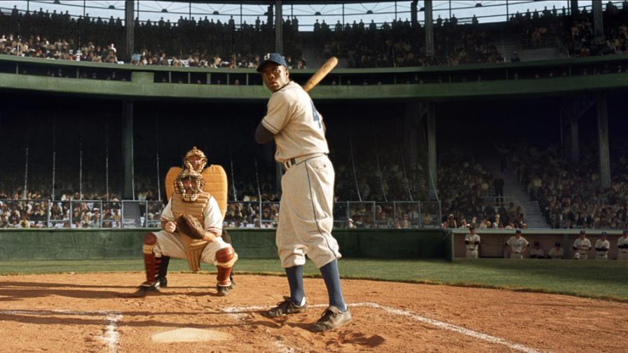 42 demuestra trascendencia de Jackie Robinson