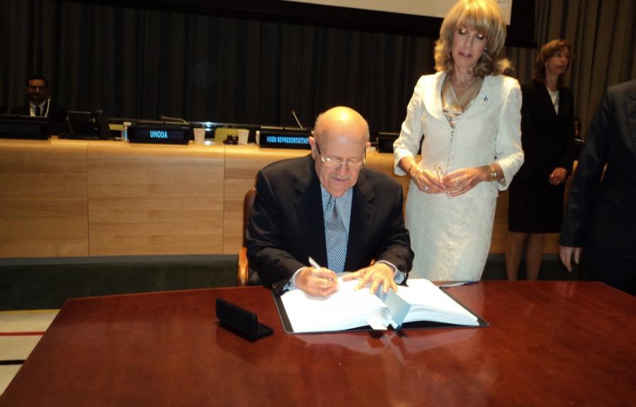 Morales Troncoso firma en la ONU Tratado Sobre Comercio de Armas
