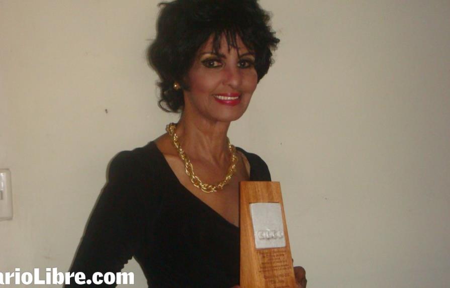 Elsa Núñez recibe premio de Asociación de Críticos de Arte