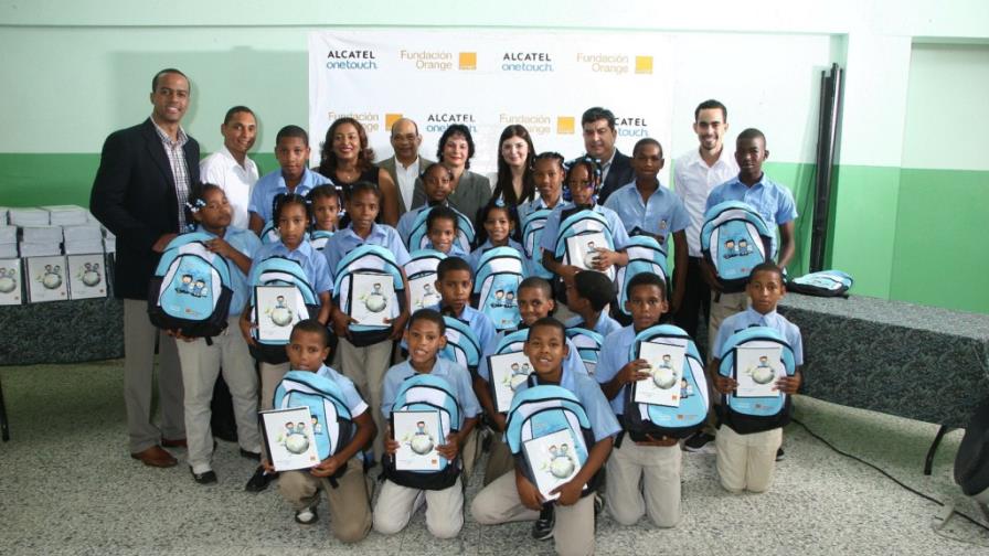 Orange y Alcatel One Touch entregan útiles