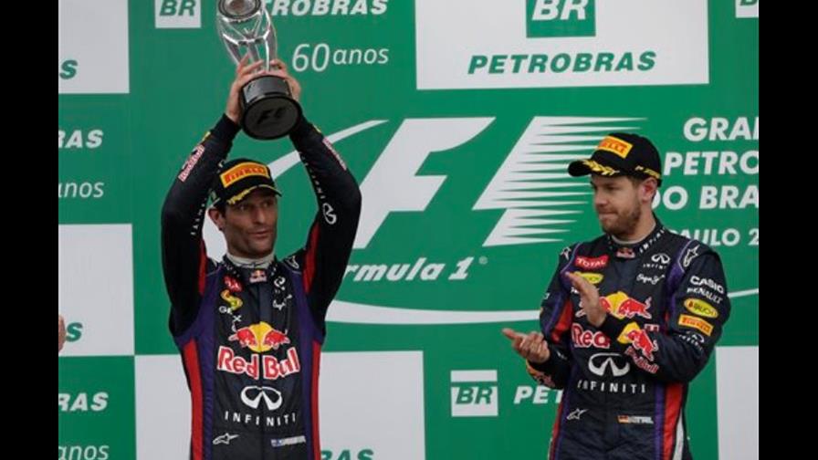 Sebastian Vettel y Mark Webber donan cascos para subasta benéfica