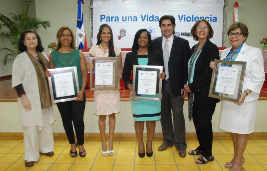 Felivia Mejía e Ivonne Ferreras, ganadoras del concurso de periodismo de Intec