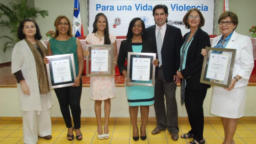 Felivia Mejía e Ivonne Ferreras, ganadoras del concurso de periodismo de Intec