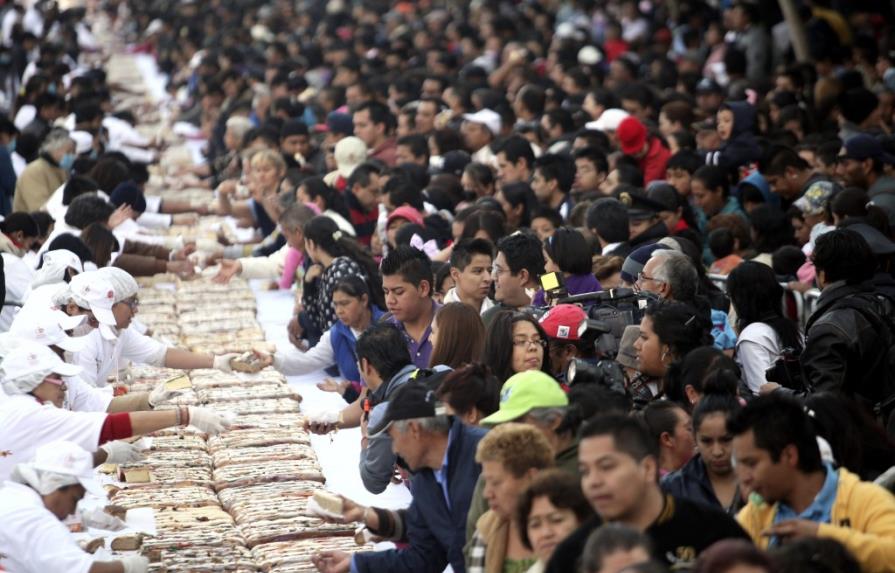Mexicanos degustan roscón de Reyes de nueve toneladas