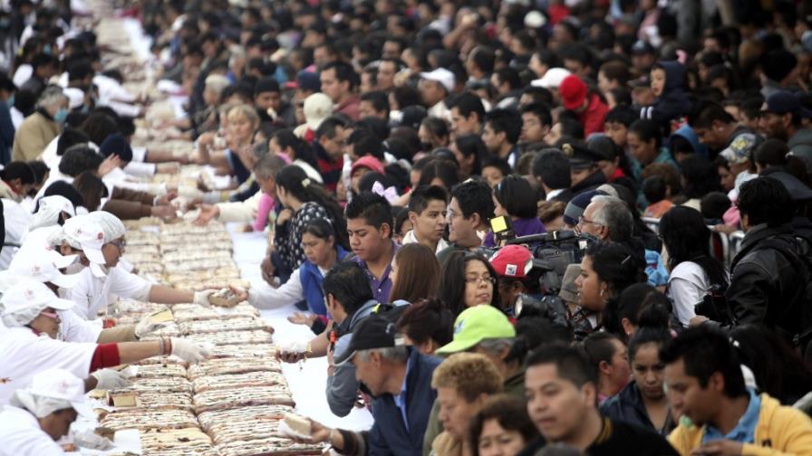Mexicanos degustan roscón de Reyes de nueve toneladas