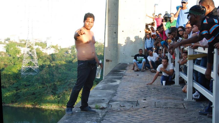 Bombero impide hombre se lance del puente Bosch