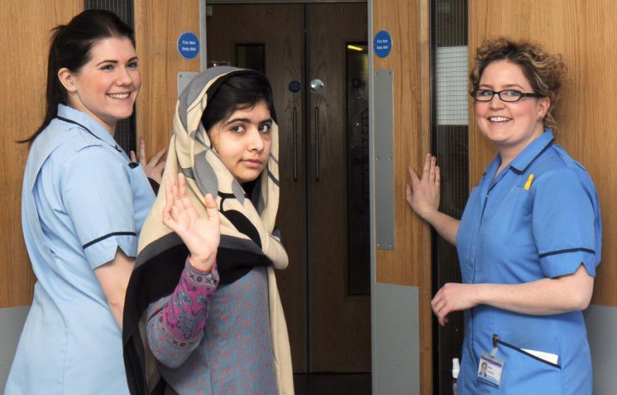 Niña paquistaní agredida por talibanes sale del hospital en Inglaterra