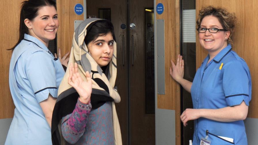 Niña paquistaní agredida por talibanes sale del hospital en Inglaterra