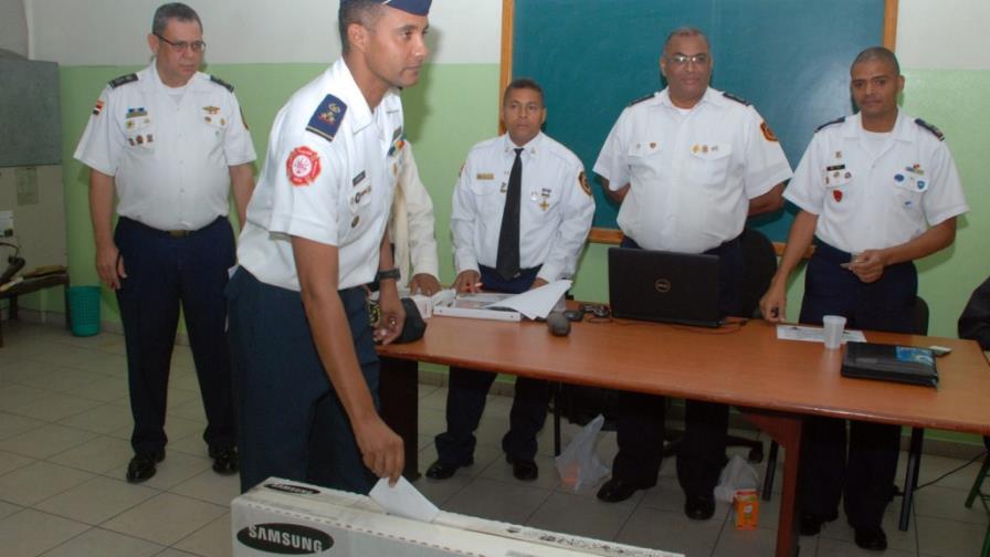 Bomberos señalan sus constantes carencias