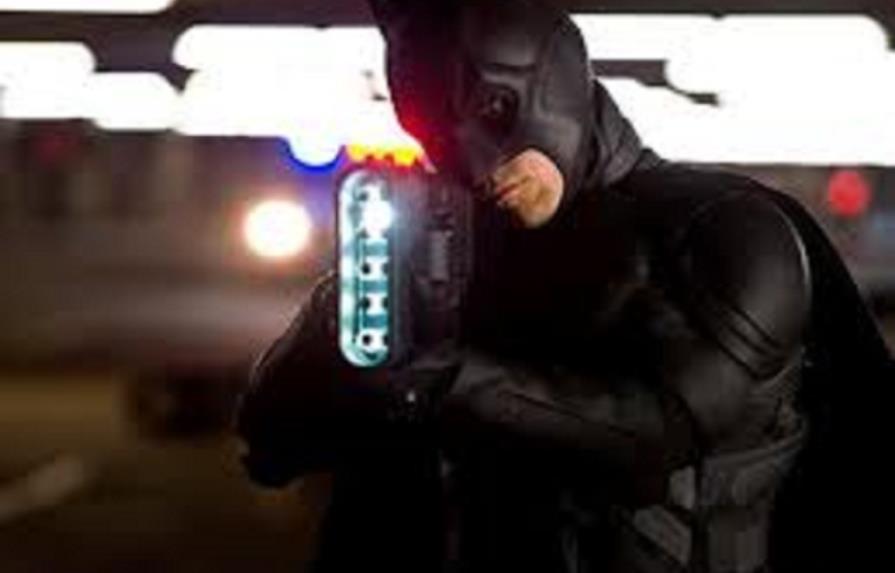 Un hombre vestido de Batman entrega a un delincuente en una comisaría inglesa