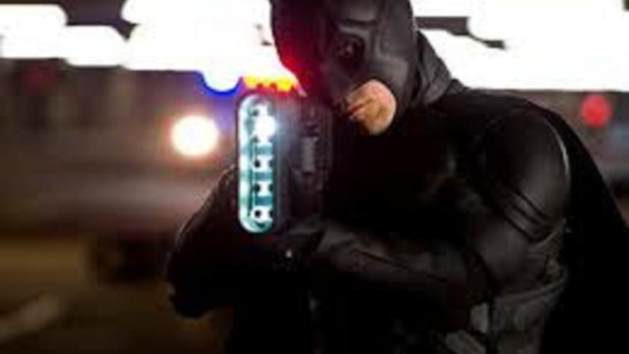 Un hombre vestido de Batman entrega a un delincuente en una comisaría inglesa