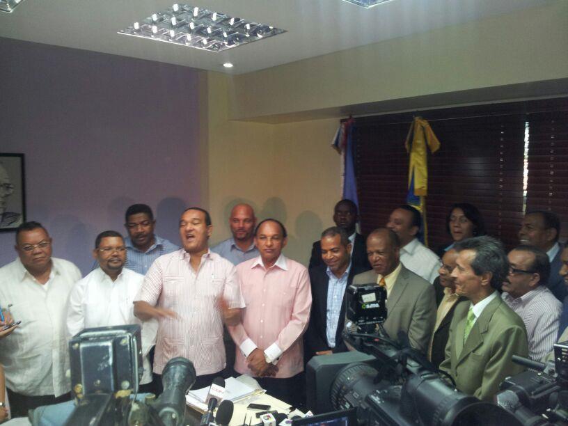 Transportistas no aumentarán el pasaje por el momento; piden reunión con Danilo Medina