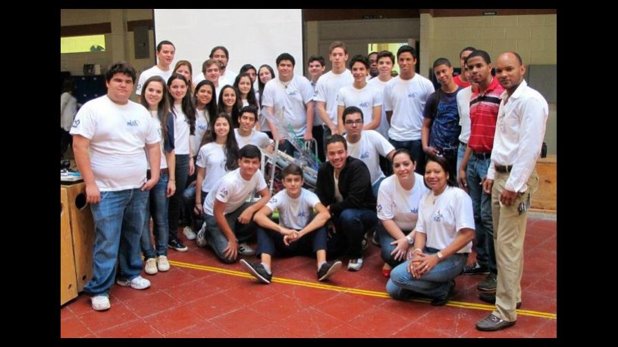 Estudiantes de bachillerato envían robot a competencia en Florida