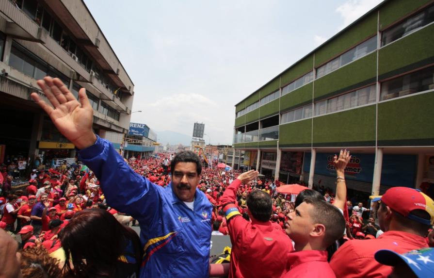 El pajarito de Maduro y las denuncias se apoderan de la campaña en Venezuela