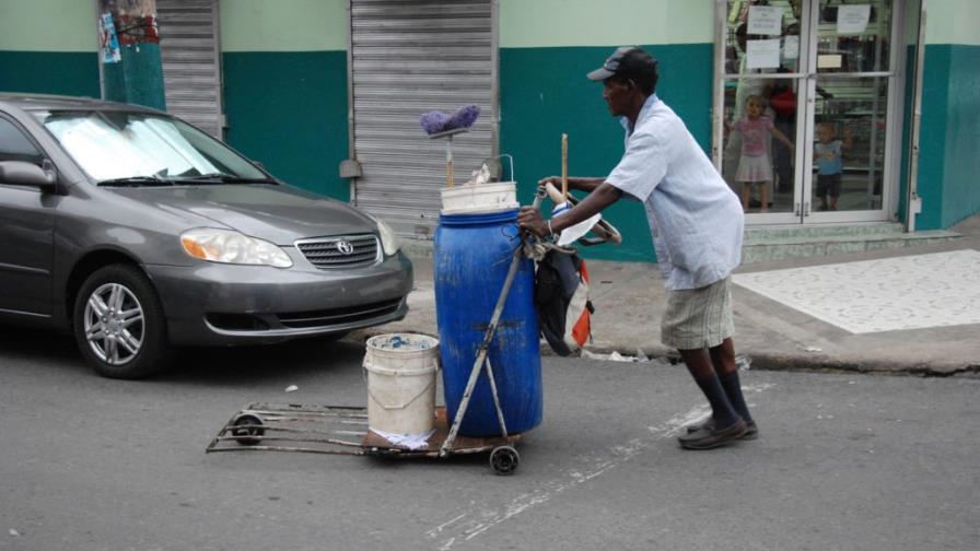 Crisis de agua continúa en barrios de la capital