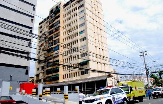 Trasladan 11 personas al hospital por incendio en torre del ensanche Naco