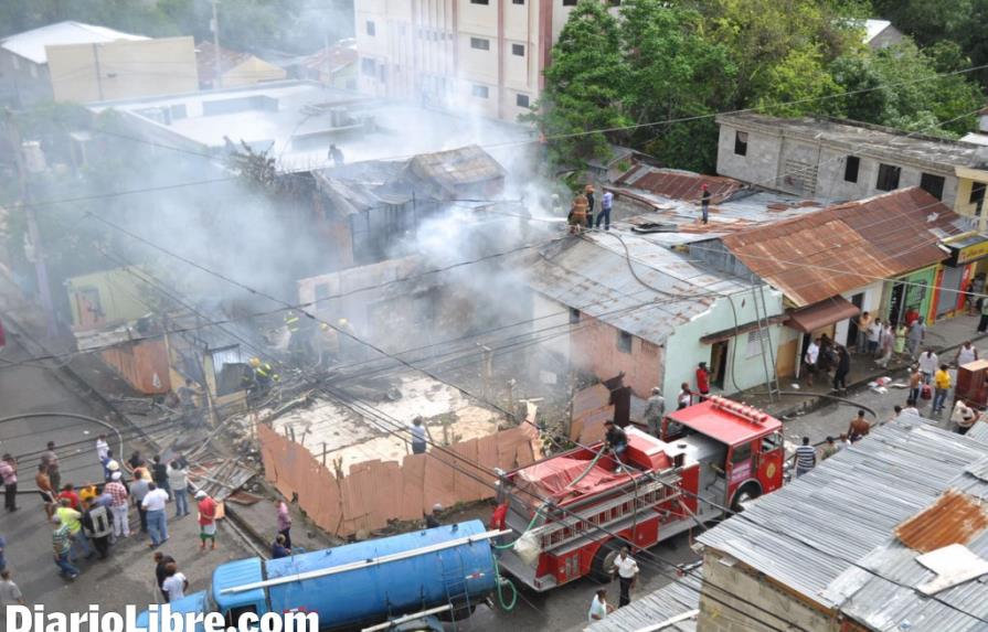 Un fuego destruye casas en Santiago