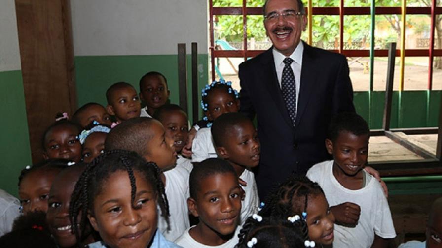 Danilo Medina sorprende a comunitarios de Guerra