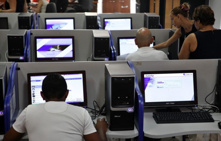 Los cubanos estrenan sus nuevas salas de internet pero se quejan del precio