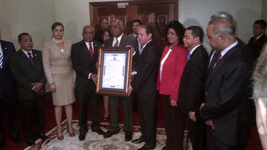 Senado entrega reconocimiento al periodista Emilio Herasme Peña