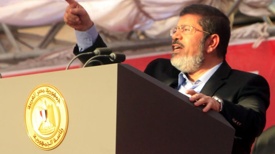 La Justicia egipcia prohíbe salir del país al derrocado presidente Mursi