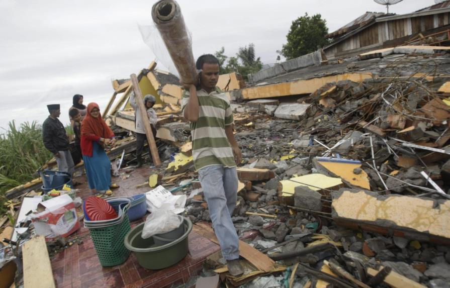 Al menos 30 muertos y 12 desaparecidos tras terremoto de 6,1 grados en Indonesia