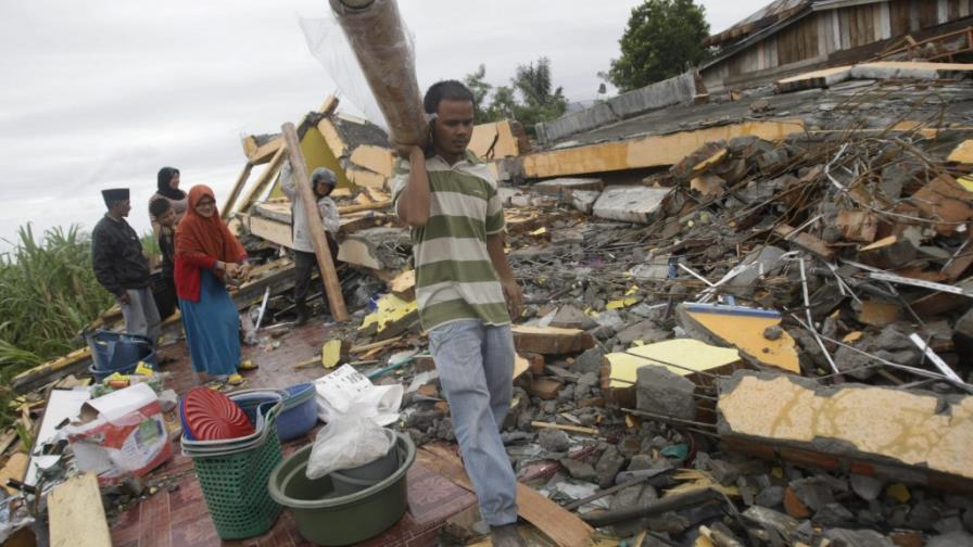 Al menos 30 muertos y 12 desaparecidos tras terremoto de 6,1 grados en Indonesia