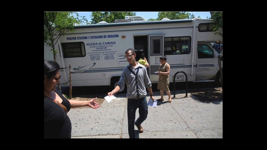 Pastor dominicano lleva su iglesia sobre ruedas; oran en un camión