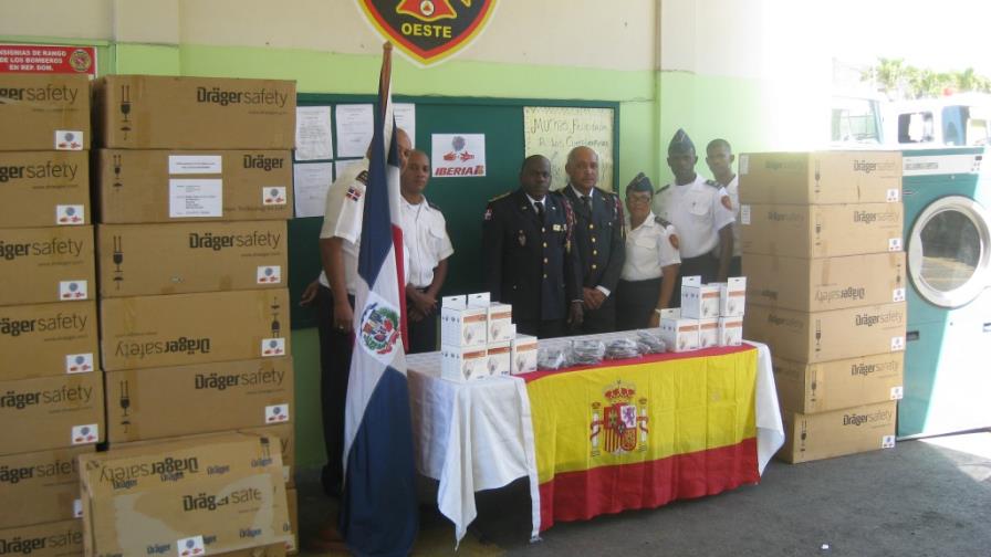 Entregan material de apoyo a bomberos de SDO Entregan material de apoyo a bomberos de SDO