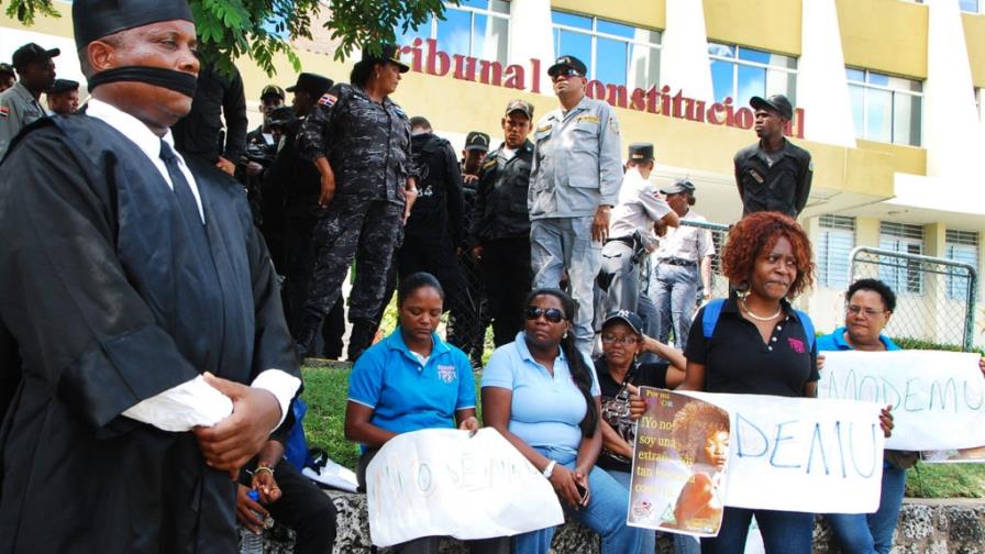 Grupos protestan frente al Tribunal Constitucional Grupos protestan frente al Tribunal Constitucional