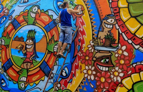 Artista barcelonés el Pez deja su sello en los muros de Cartagena de Indias