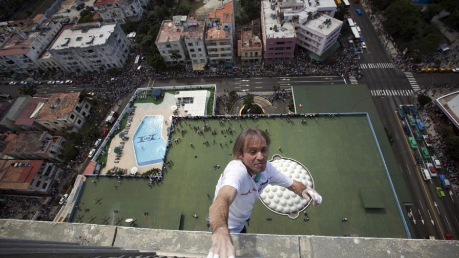 Alain Robert, el hombre araña francés, escala en Cuba el Habana Libre