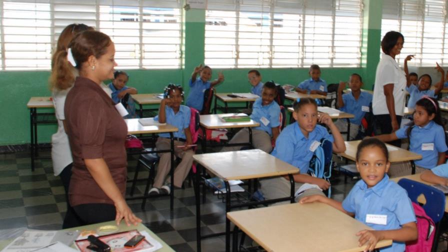 Docentes cobran por títulos y evaluación