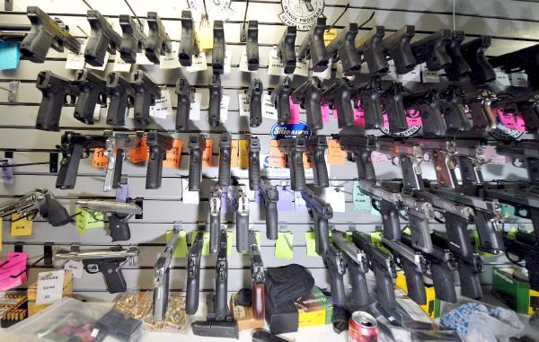 Senadores EEUU presentan proyecto para criminalizar la compra ilegal de armas