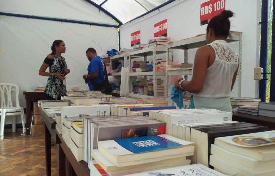 ¿Por qué los libros agonizan en la Feria?