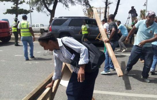 Estudiantes de Unicaribe bloquean el tránsito para impedir destrucción puente peatonal