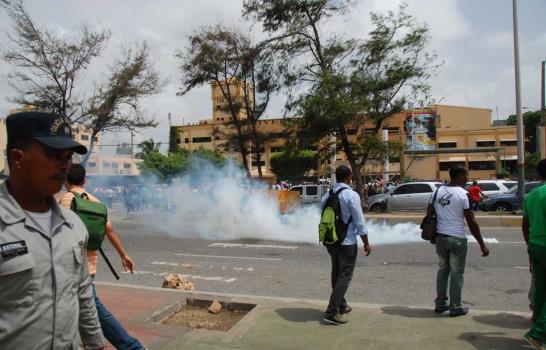 Policías dispersan con bombas lacrimógenas manifestación de estudiantes Unicaribe