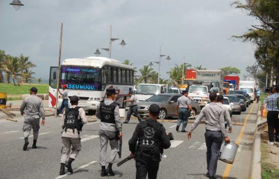 Policías dispersan con bombas lacrimógenas manifestación de estudiantes Unicaribe