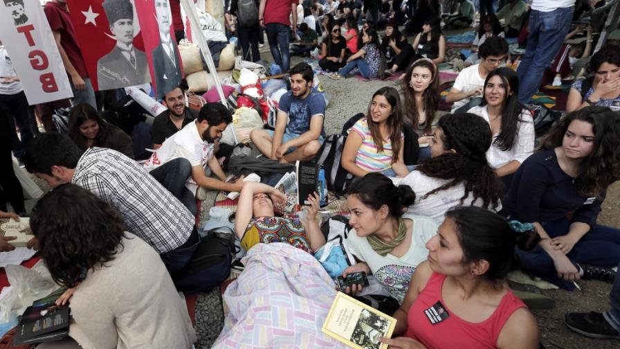 Joven, laico e indignado encaja con perfil del manifestante en Turquía